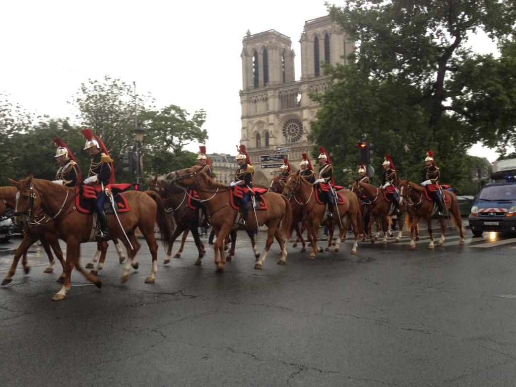 un grupo de personas montando caballos por una calle en Bernardo 42 Galande en París