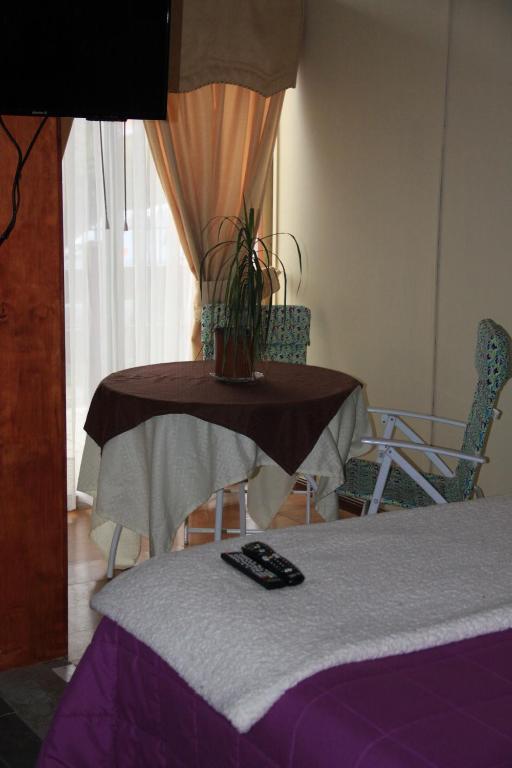 Televisyen dan/atau pusat hiburan di Hostal Los Guindos