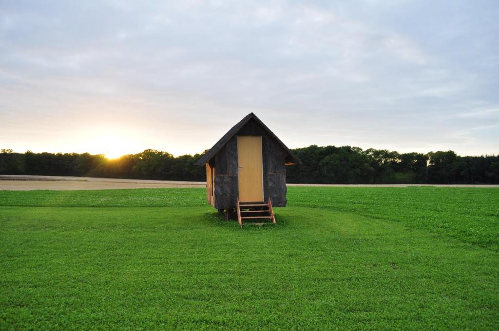 Východ nebo západ slunce při pohledu z bed and breakfast nebo okolí