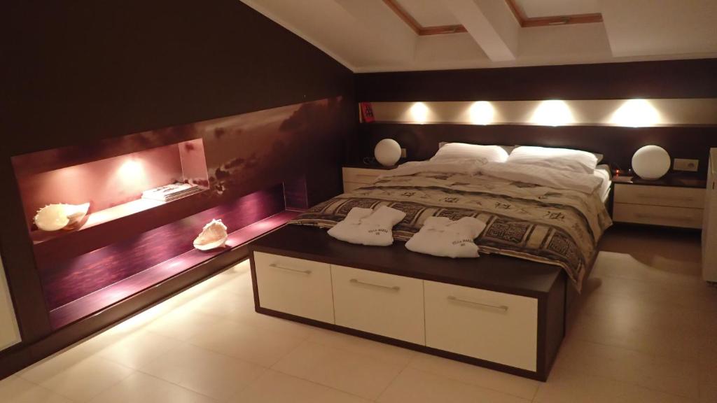 ミエンジズドロイェにあるApartament Baltic Mareaのベッドルーム1室(大型ベッド1台、枕2つ付)