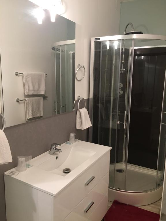 Koupelna v ubytování Hotel Le D'artagnan
