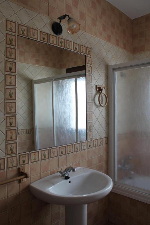 a bathroom with a sink and a mirror at El Corral de Dolores in El Bosque