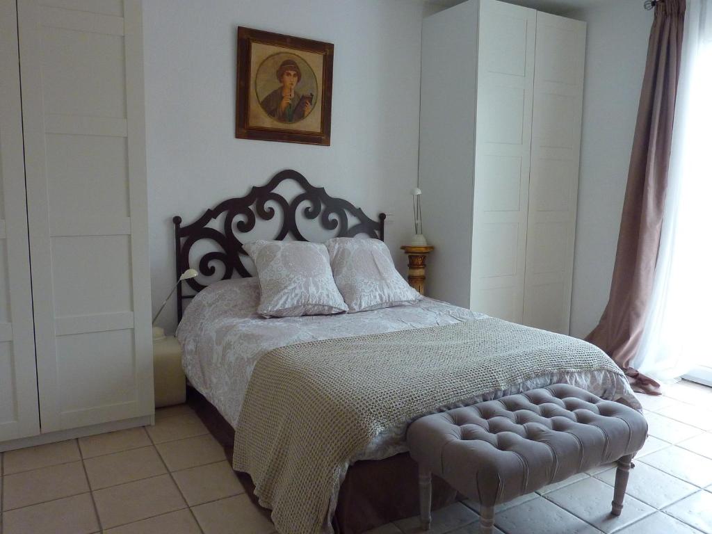1 dormitorio con 1 cama y una foto en la pared en Villa Elysae, en Mougins