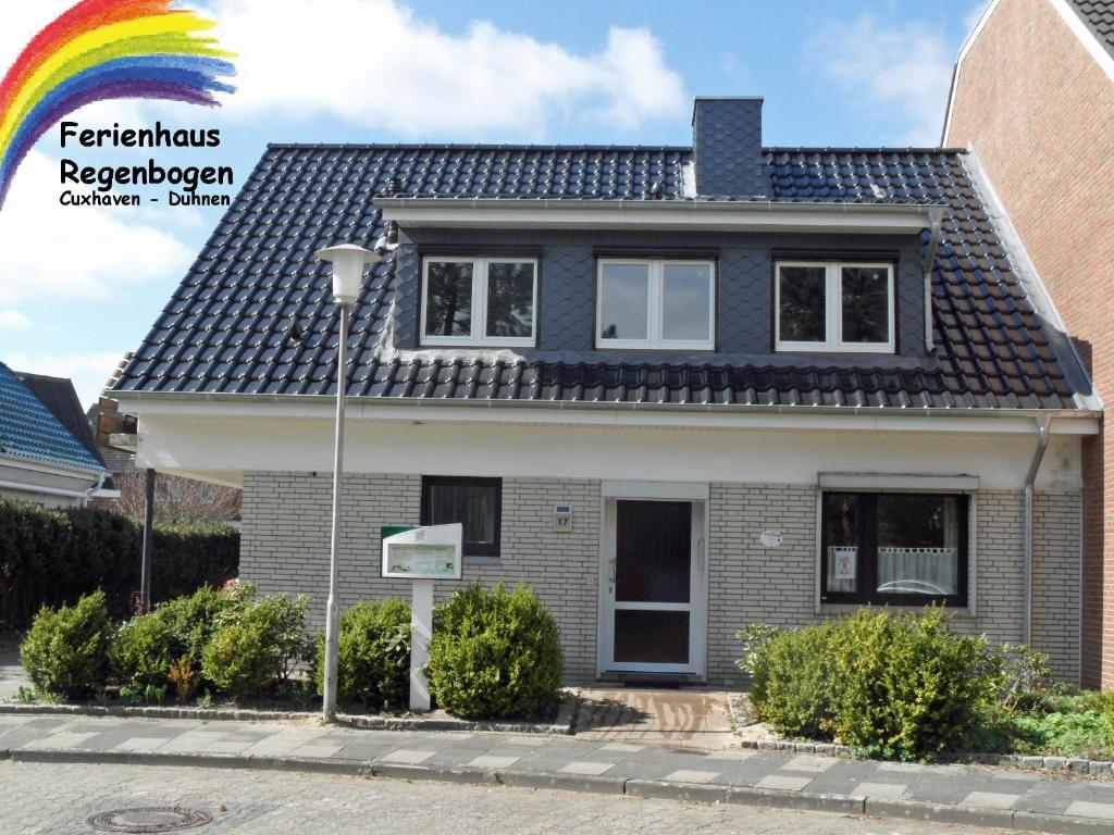 una casa con un arco iris en el techo en Ferienhaus Regenbogen, en Cuxhaven