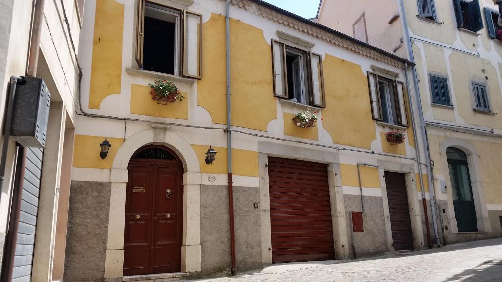 un edificio con puerta y garaje en Casa San Francesco, en Agnone