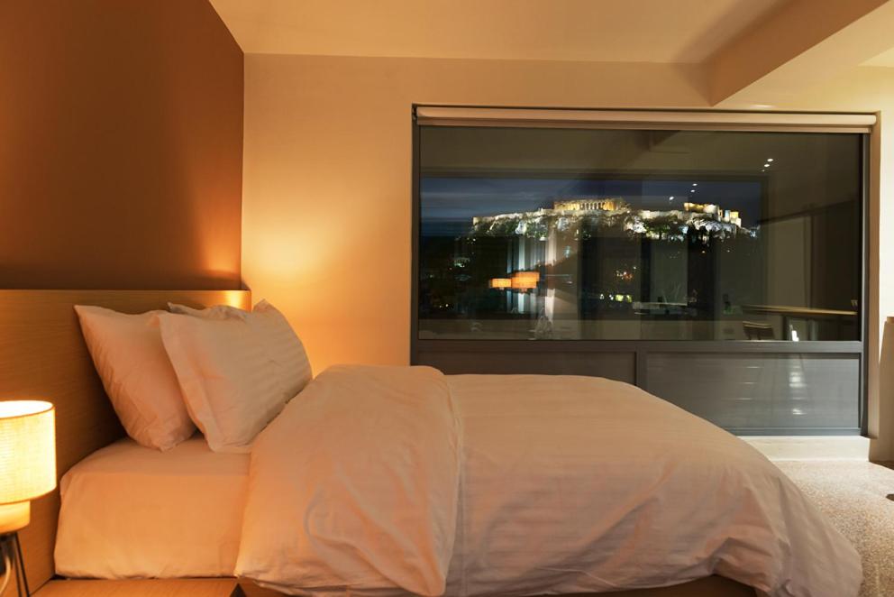 Posteľ alebo postele v izbe v ubytovaní Acropolis View Luxury Apartment