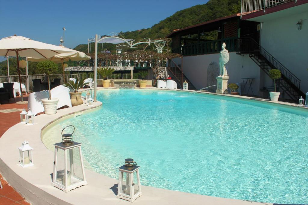 Bazén v ubytovaní Hotel Orizzonte Blu alebo v jeho blízkosti