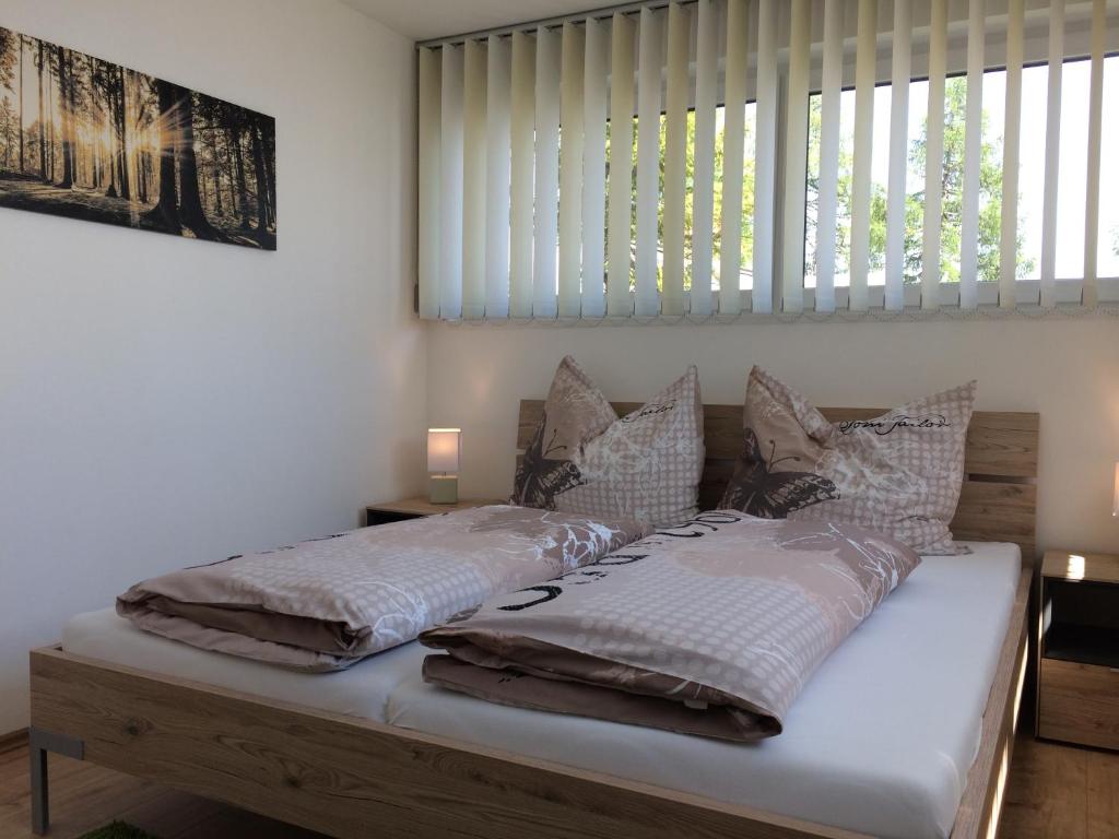 A bed or beds in a room at Gerlitzenzeit