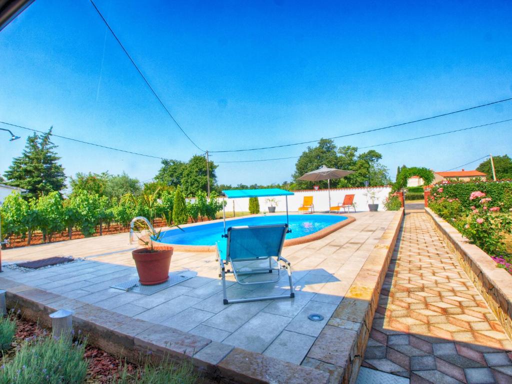 Basen w obiekcie Holiday Home Villa Angelina 1233 lub w pobliżu