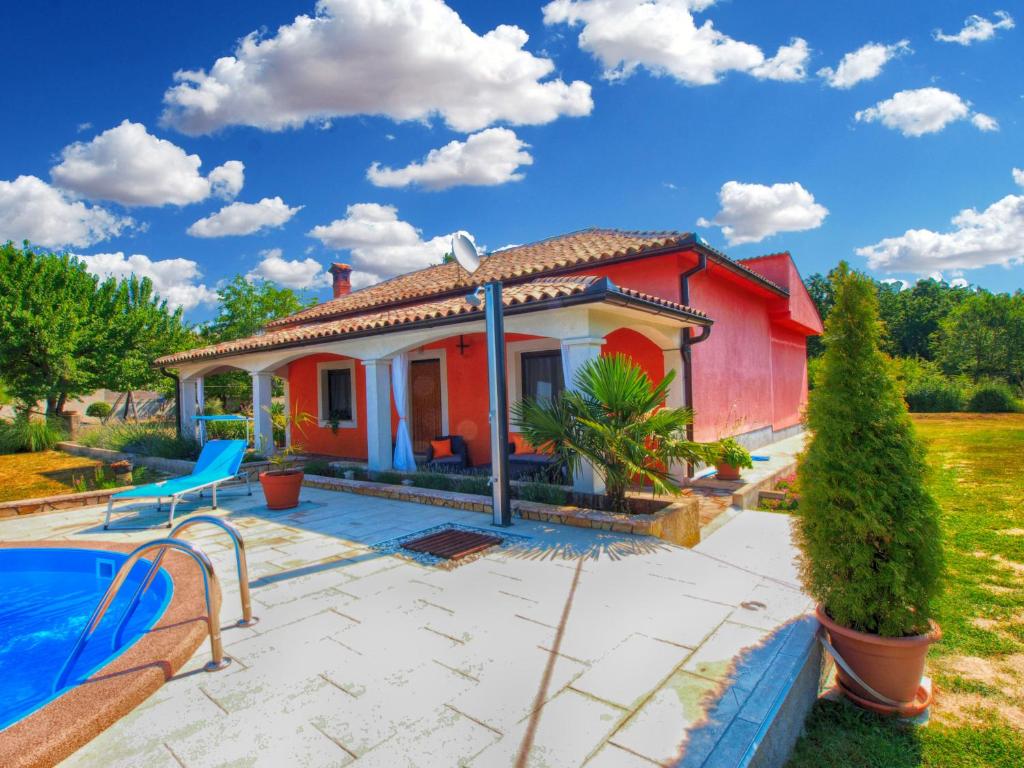 Basen w obiekcie Holiday Home Villa Angelina 1233 lub w pobliżu