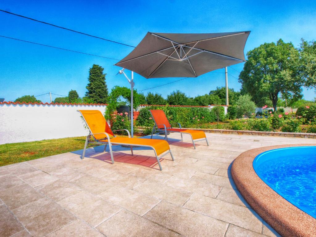 Basen w obiekcie Holiday Home Villa Angelina 1233 lub w pobliżu