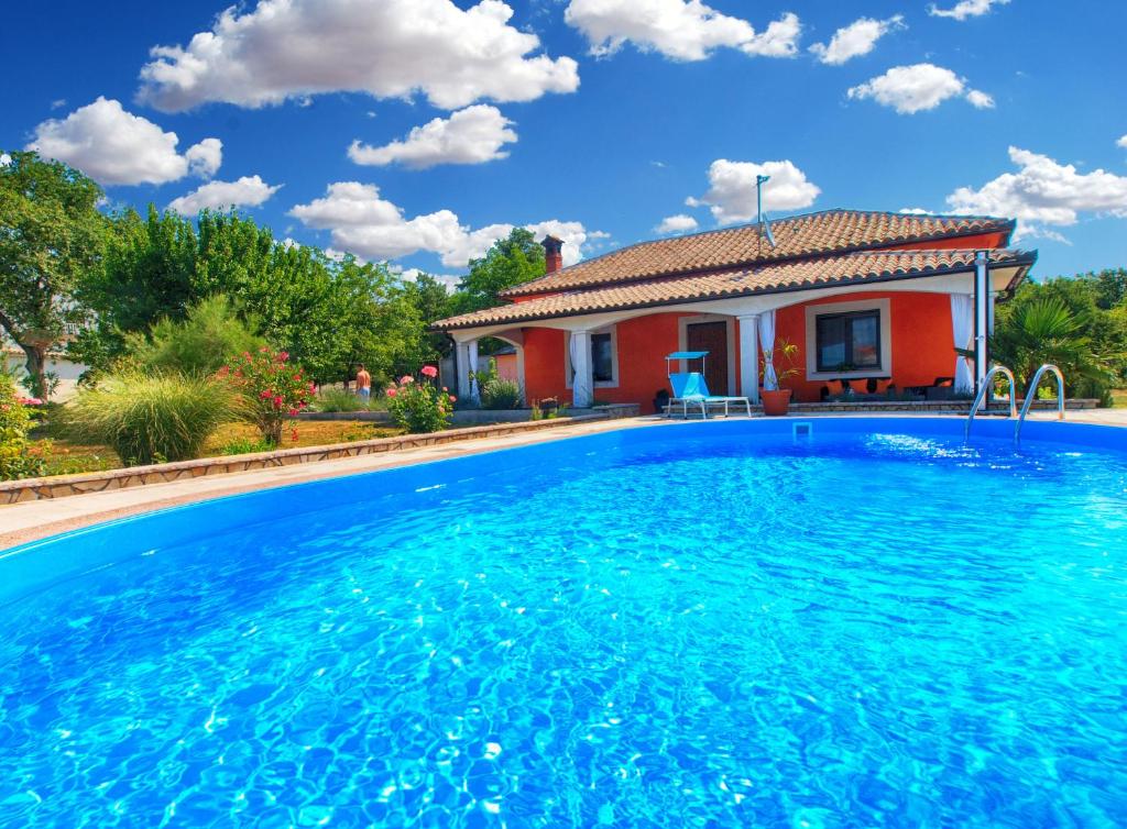 willa z basenem przed domem w obiekcie Holiday Home Villa Angelina 1233 w mieście Barban