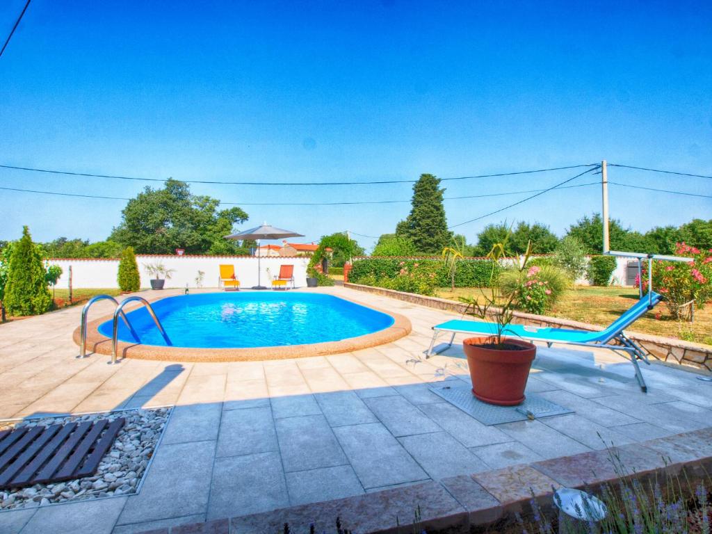 Basen w obiekcie Holiday Home Villa Angelina 1233 lub w pobliżu