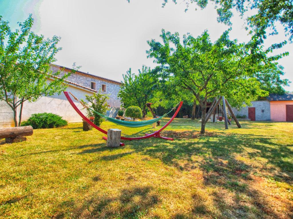 Plac zabaw dla dzieci w obiekcie Holiday Home Villa Angelina 1233