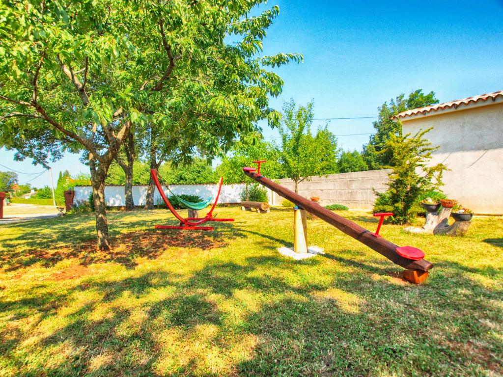 Plac zabaw dla dzieci w obiekcie Holiday Home Villa Angelina 1233