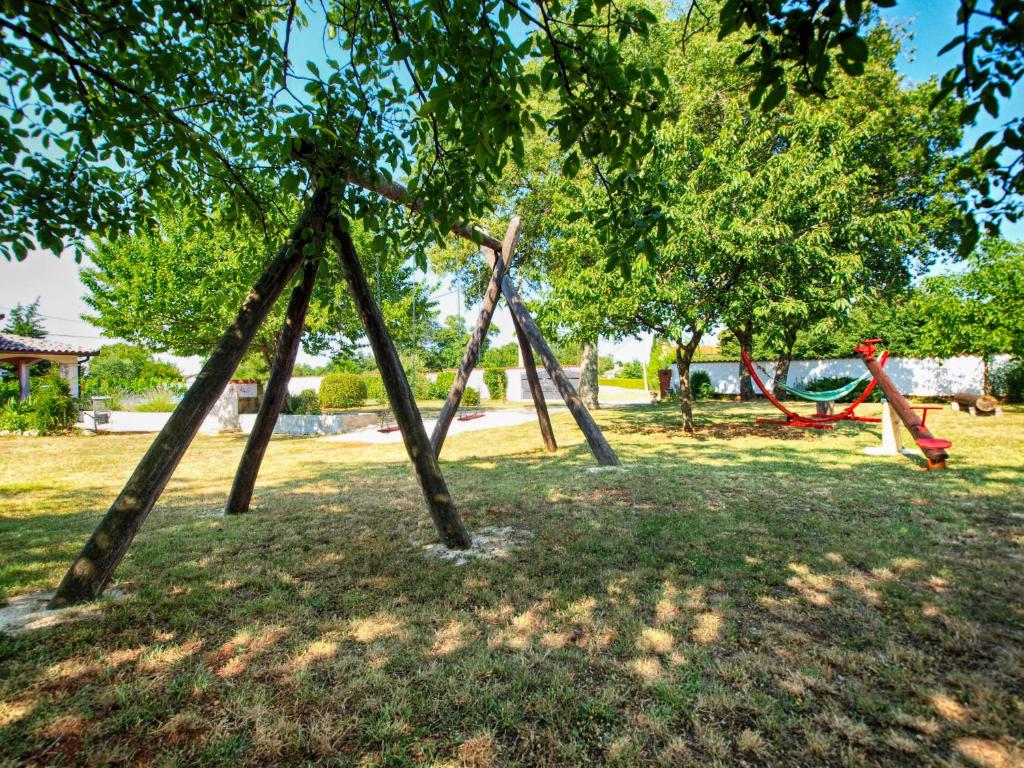 Plac zabaw dla dzieci w obiekcie Holiday Home Villa Angelina 1233