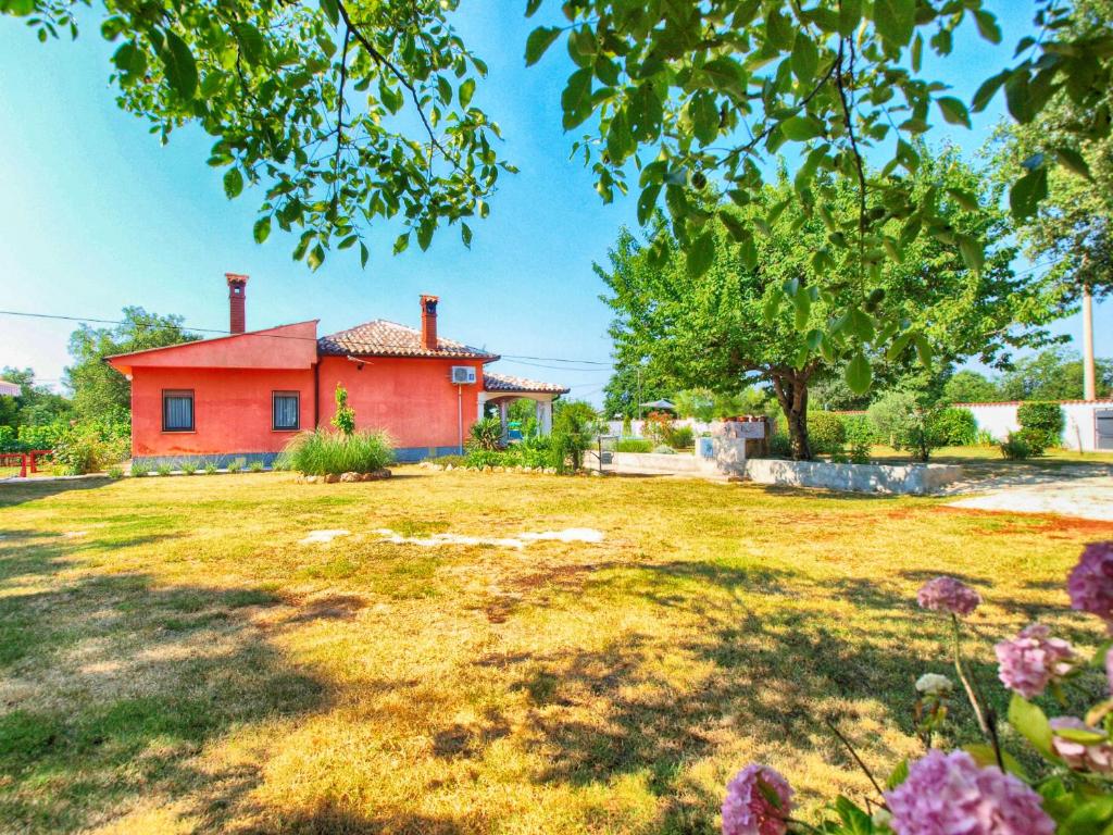 Ogród w obiekcie Holiday Home Villa Angelina 1233