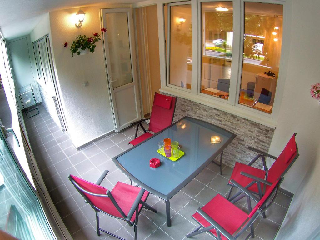 Posedenie v ubytovaní Apartment Suzana 2BR Split with balcony