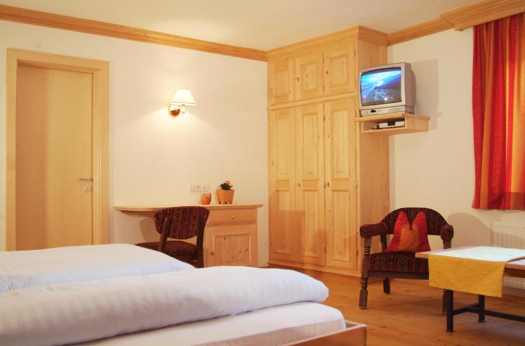 TV a/nebo společenská místnost v ubytování Hotel Gomagoierhof