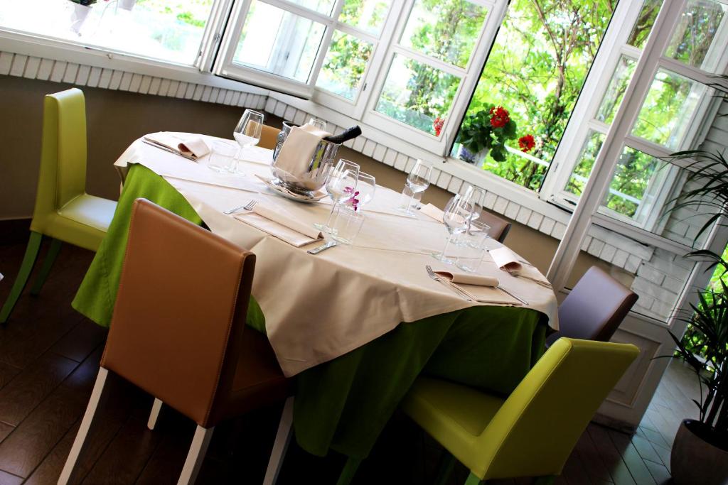 a table in a restaurant with a white table cloth at Hotel Ristorante Fortuna in Cavallino-Treporti