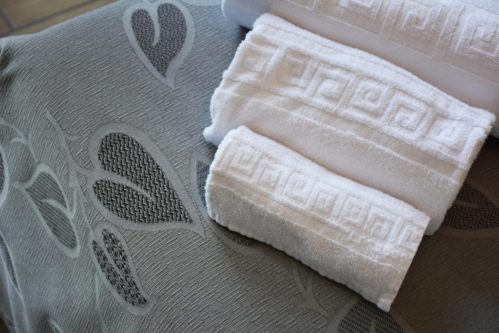 two white towels sitting on top of a bed at Hotel Ristorante Fortuna in Cavallino-Treporti