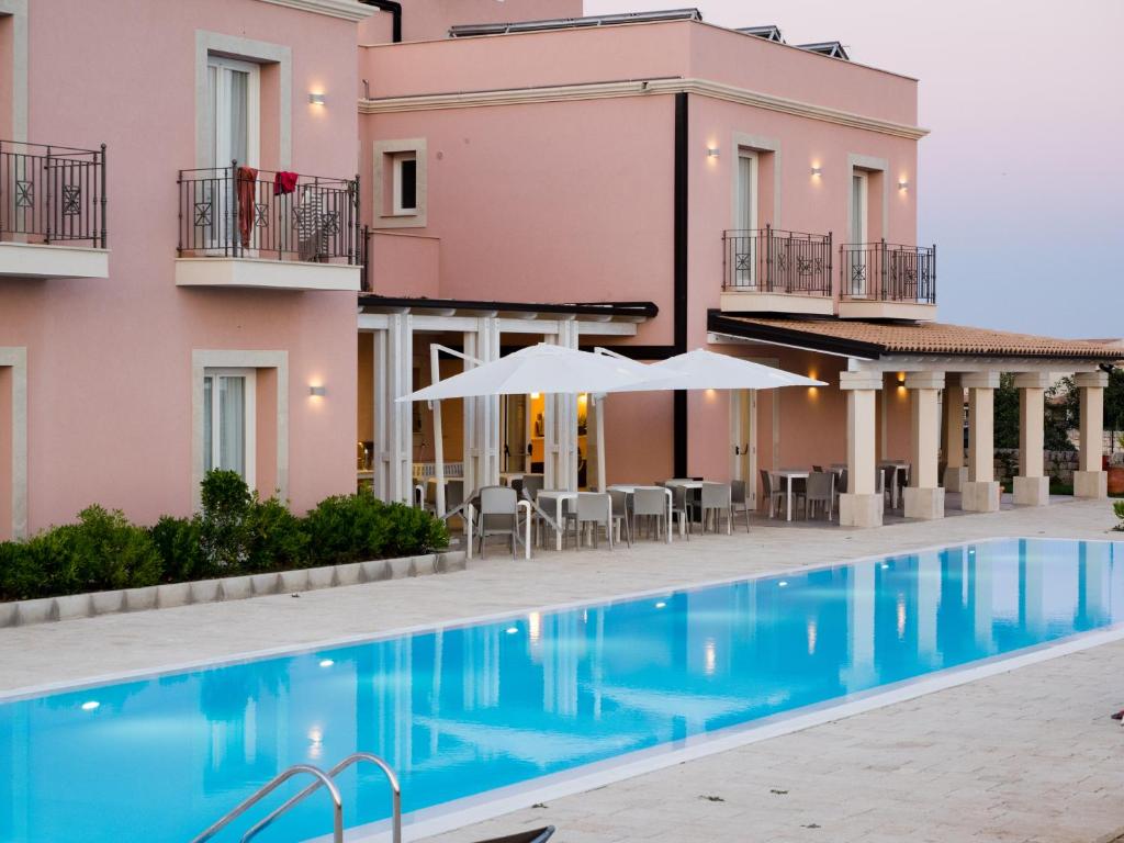Bazén v ubytovaní Hotel Danieli Pozzallo alebo v jeho blízkosti