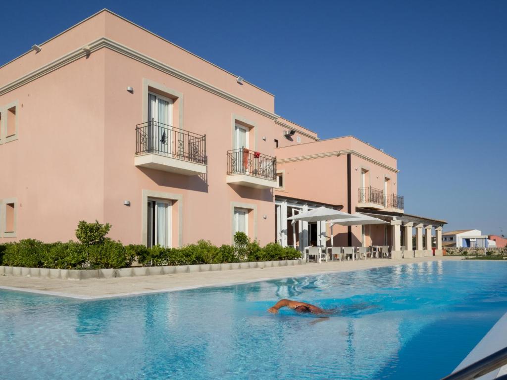 Bazén v ubytovaní Hotel Danieli Pozzallo alebo v jeho blízkosti