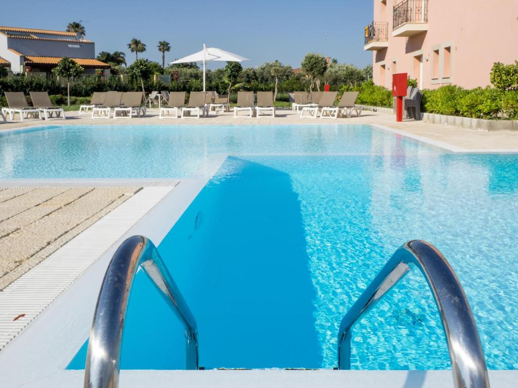 Bazén v ubytovaní Hotel Danieli Pozzallo alebo v jeho blízkosti