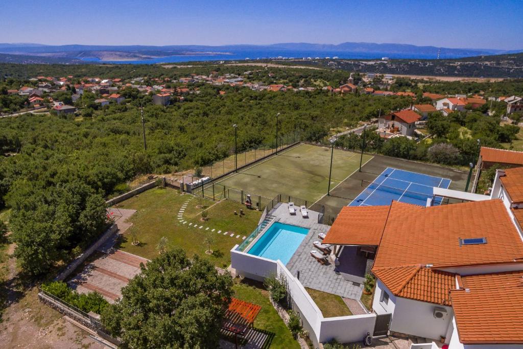 una vista aérea de una casa con pista de tenis en Villa Krasica, en Krasica