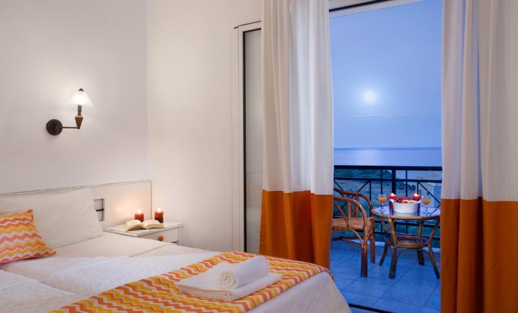 Postel nebo postele na pokoji v ubytování Iris Beach Hotel