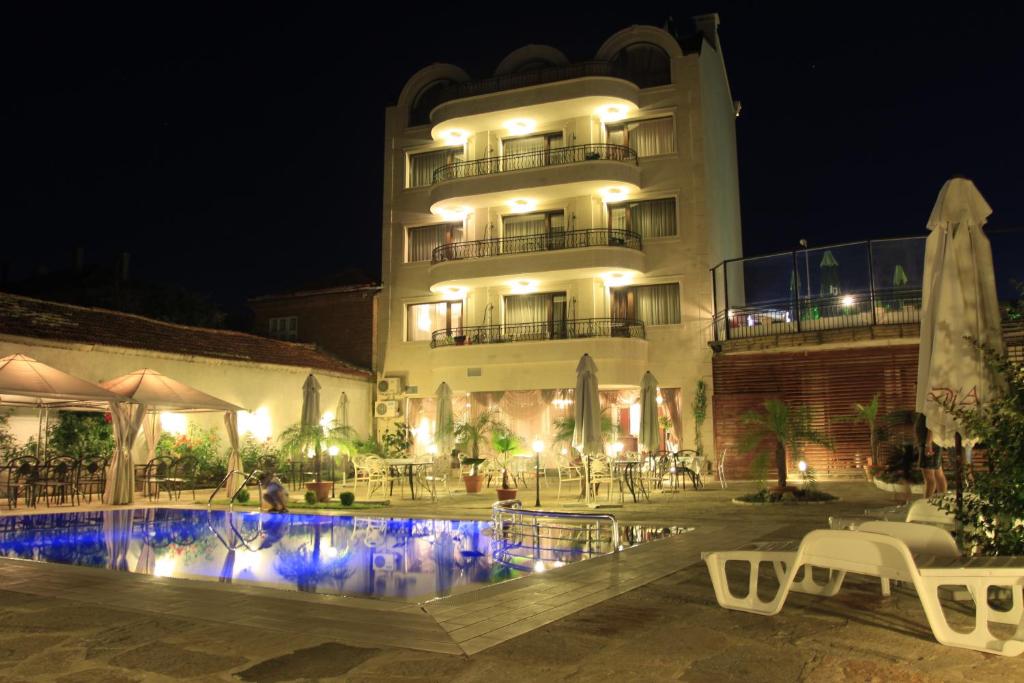 Bazén v ubytování Guest House Palazzo nebo v jeho okolí