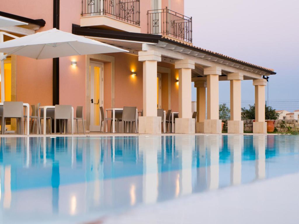 Bazén v ubytovaní Hotel Danieli Pozzallo alebo v jeho blízkosti