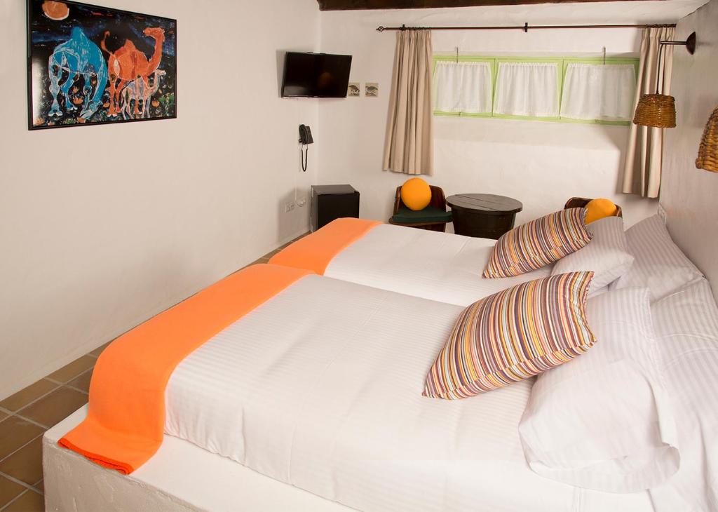 A bed or beds in a room at Hotelito La Era B&B