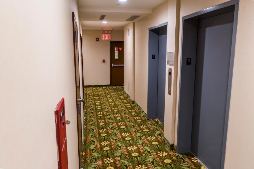 Fotografie z fotogalerie ubytování John Hotel v Queensu