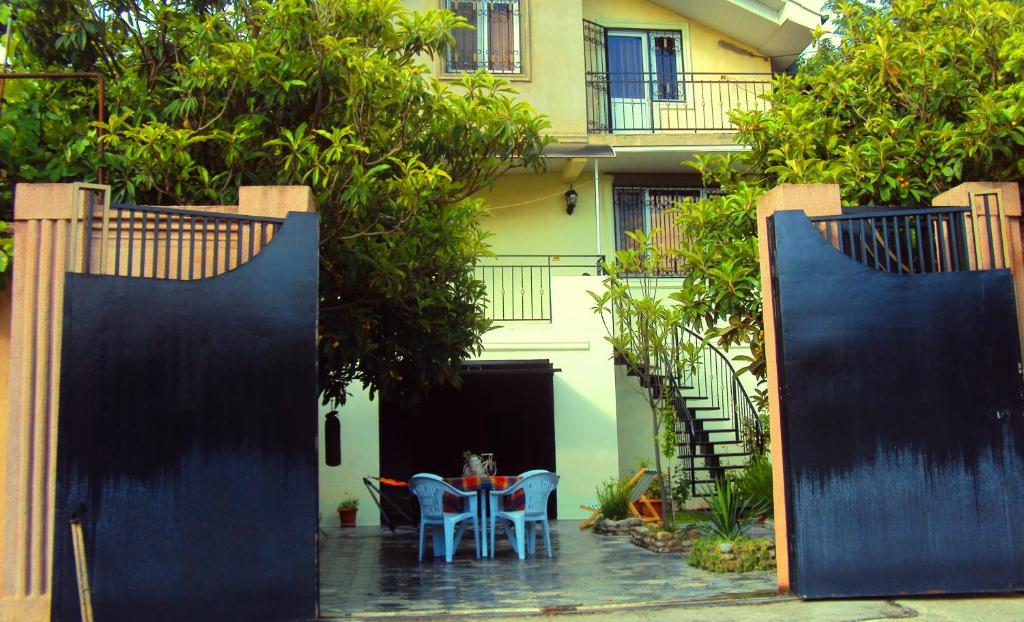 une porte avec une table et des chaises en face d'un bâtiment dans l'établissement Golden House, à Tbilissi