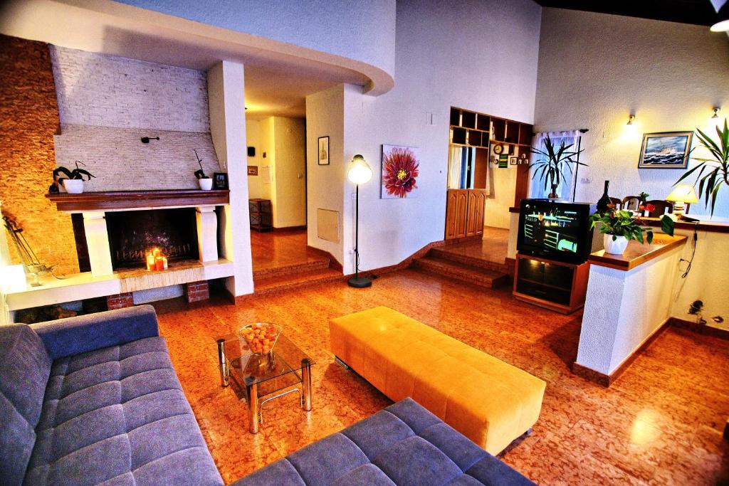 Televízia a/alebo spoločenská miestnosť v ubytovaní Amazing sea views Veglia house