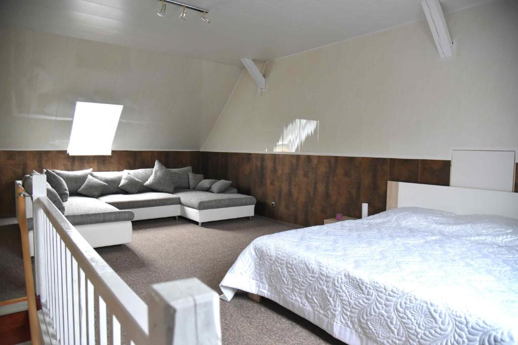 1 dormitorio con 1 cama y 1 sofá en Ferienhaus Biene, en Wartin