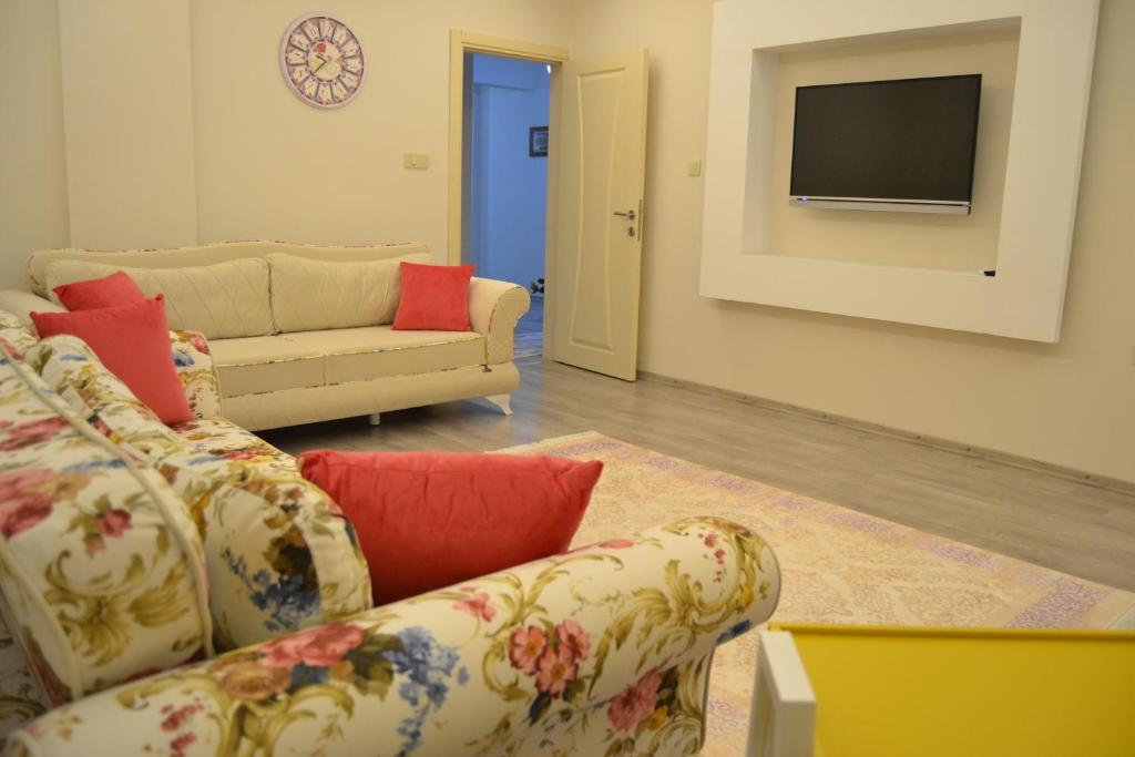 トラブゾンにあるSakura Apartments Trabzonのリビングルーム(ソファ2台、テレビ付)