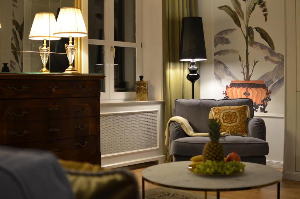 A seating area at Chestnut & Eliza Suites - Superior Homes Downtown
