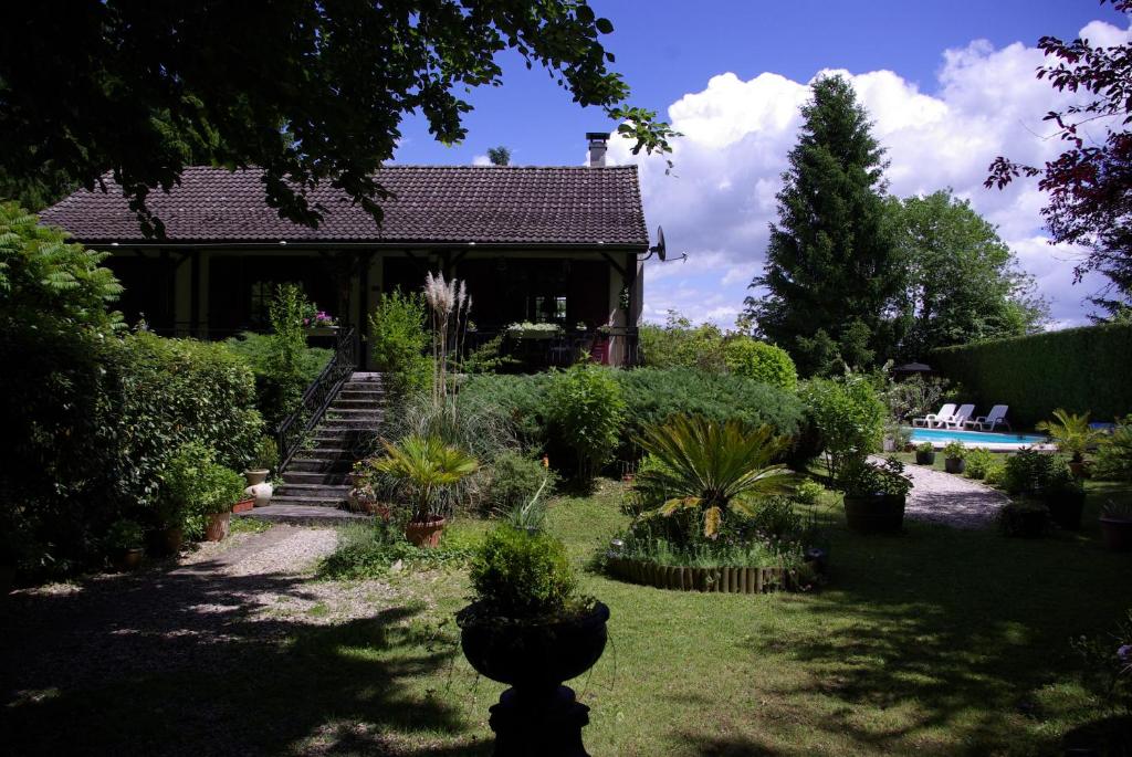 une maison dotée d'un jardin avec des plantes et une piscine dans l'établissement vakantiewoning Thury, à Thury