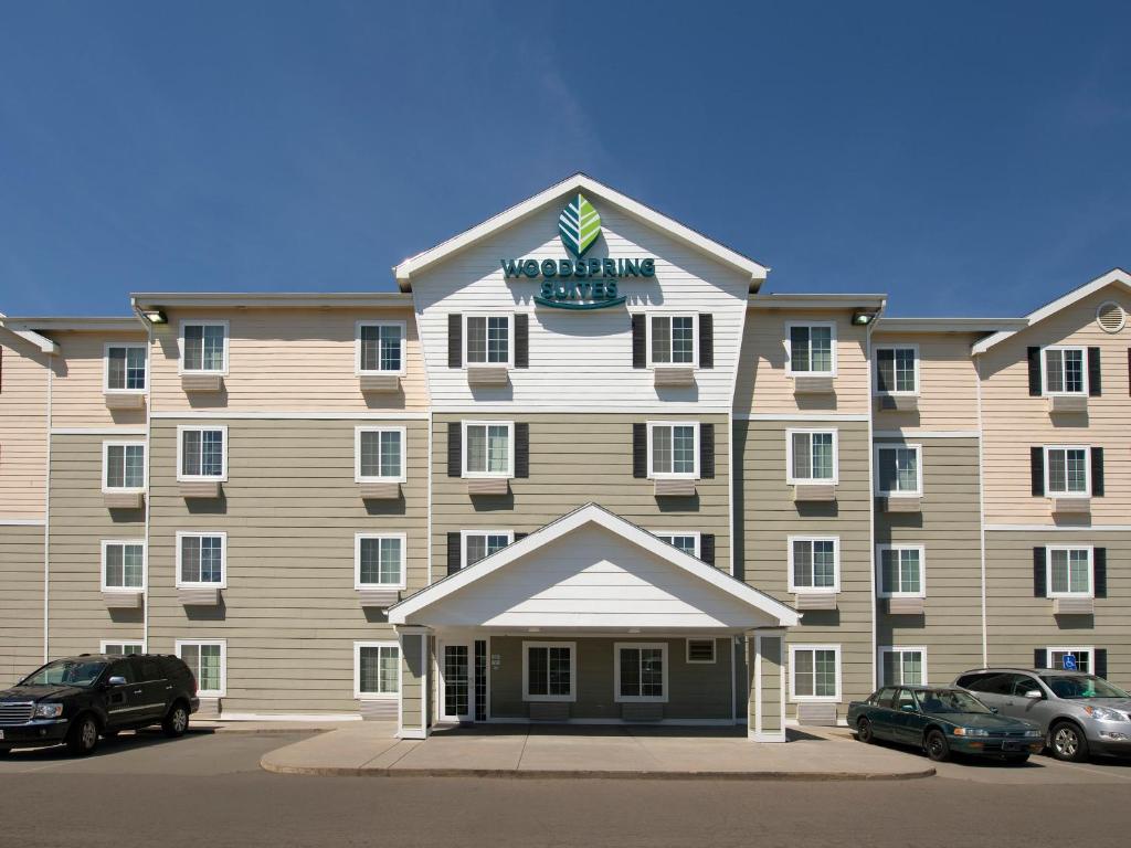 ein großes Hotel mit davor geparkt in der Unterkunft WoodSpring Suites Junction City in Junction City