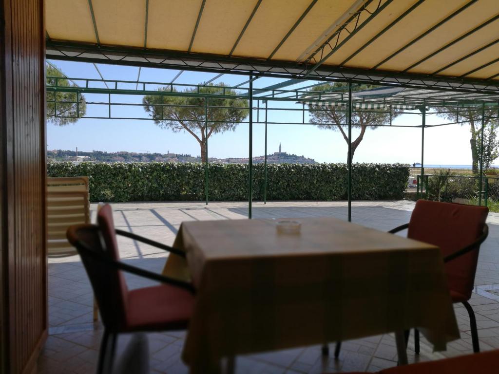 einen Tisch und Stühle mit Blick auf den Innenhof in der Unterkunft Apartments Val Mari - Laguna in Rovinj