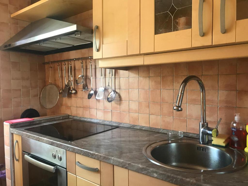 una cucina con lavandino e piano di lavoro di Andrea Holiday Home a Primošten