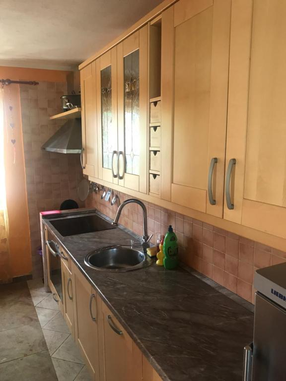 Kuchyňa alebo kuchynka v ubytovaní Andrea Holiday Home