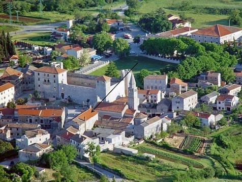 an aerial view of a small town with buildings at Villa San Vincenti in Svetvinčenat