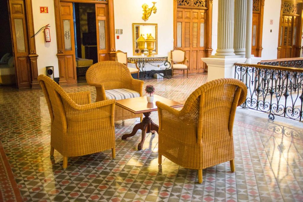 - un salon avec deux chaises et une table dans l'établissement El Gran Hotel, à Mérida