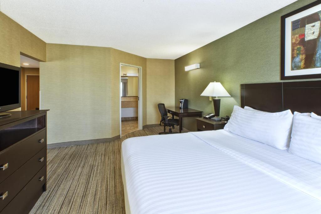 Country Inn & Suites by Radisson Benton Harbor-St Joseph MI - King Suite With Whirlpool - Non-Smoking
