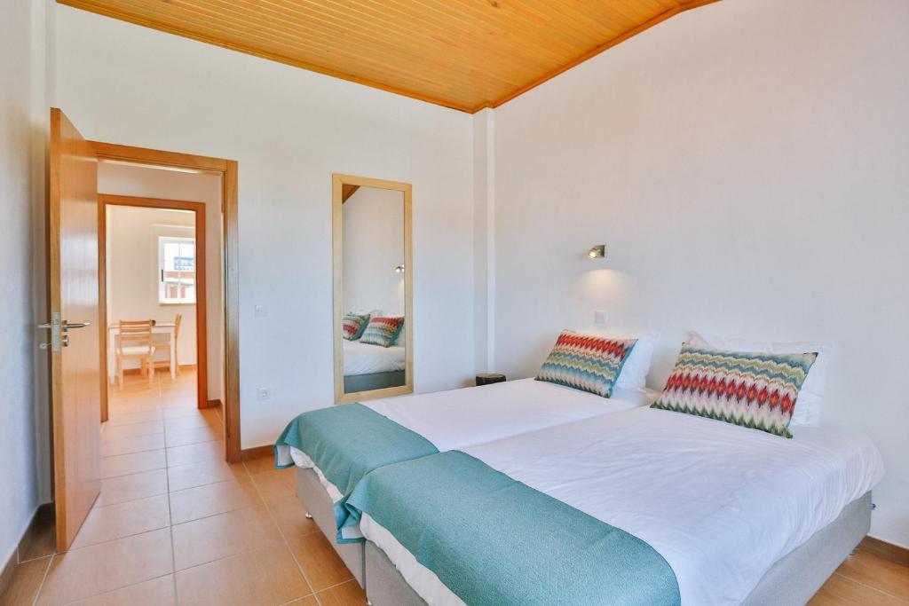 Postel nebo postele na pokoji v ubytování Zulla Nazaré`s Surf Village