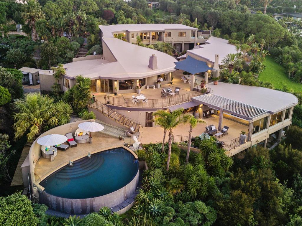 uma vista aérea de uma casa com piscina em Delamore Lodge em Oneroa