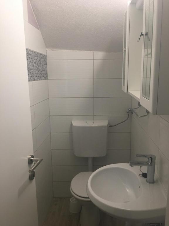 Koupelna v ubytování Apartments Pomalo